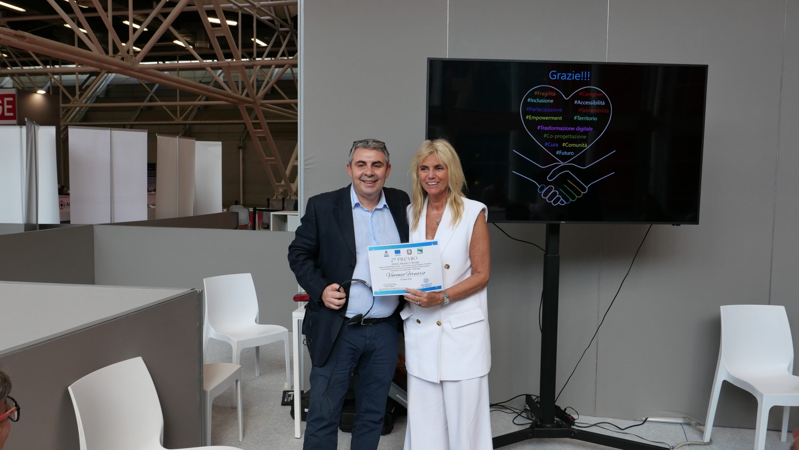 Vincenzo Fornario riceve attestato e prof.ssa Esposito